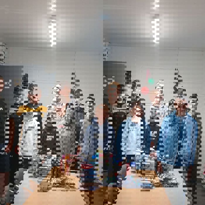 Pecynnau Llesiant a ddosbarthwyd i'r gymuned leol