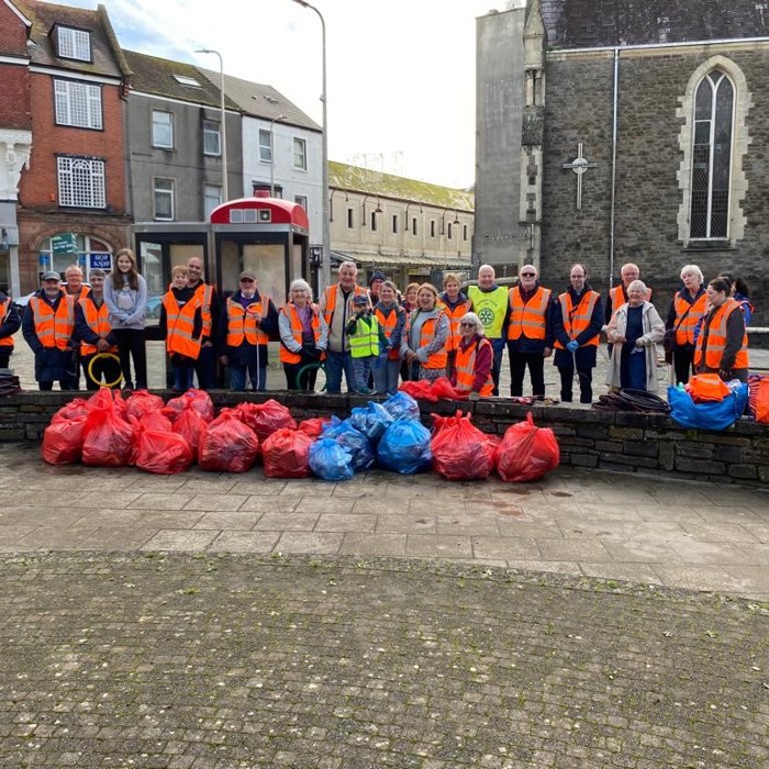 Litter Out Of Llanelli -  Sbwriel Allan o Lanelli