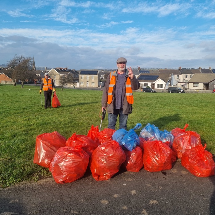 Litter Out Of Llanelli -  Sbwriel Allan o Lanelli